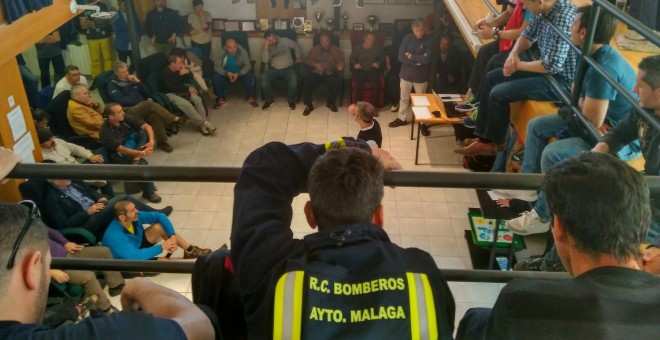 Asamblea de los bomberos de Málaga, durante su encierro. TWITTER @encierrobombmlg