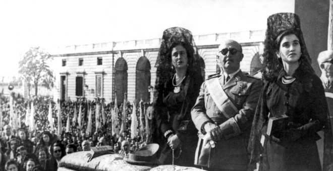 Carmen Franco junto a su padre, el dictador, y su madre Carmen Polo padres