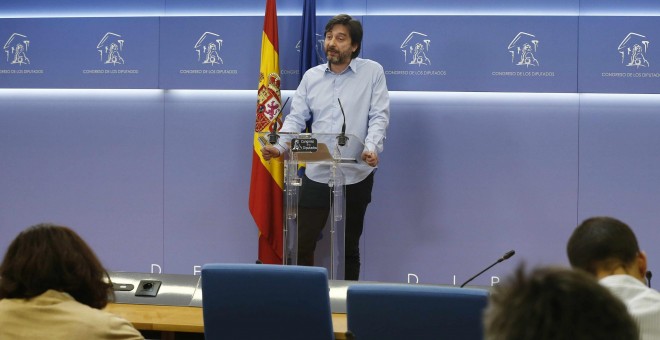 El secretario de Sociedad Civil y Movimiento Popular de Podemos, Rafael Mayoral, durante la rueda de prensa ofrecida en el Congreso de los Diputados para realizar un balance del año 2017. EFE/J.P. Gandul