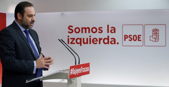 El secretario de Organización del PSOE, José Luis Ábalos, durante la rueda de prensa ofrecida en la sede del partido, en Madrid, para hacer balance del año 2017. EFE/Javier Lizón