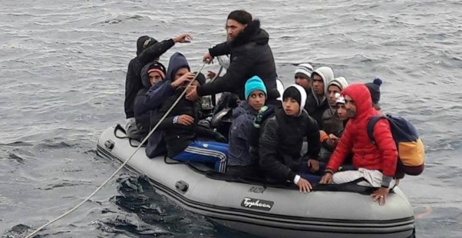 Inmigrantes en un bote neumático. | EP