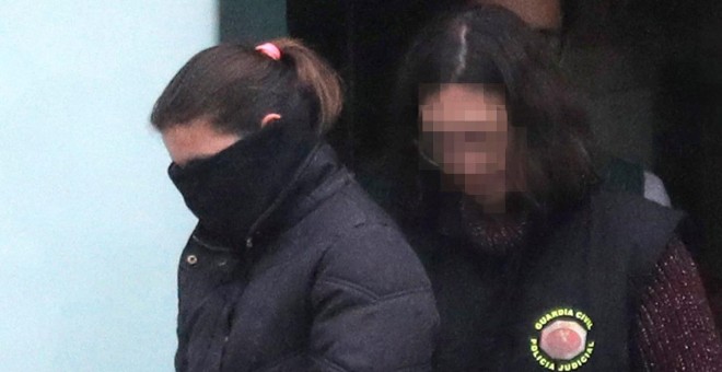 Agentes de la UCO, de la Guardia Civil, en el cuartel de Padrón, trasladan detenida a la mujer del 'Chicle'./EFE