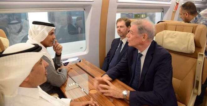 El ministro de Transportes de Arabia Saudí, a la izquierda de la imagen, conversa con el embajador de España en Arabia Saudí, Álvaro Iranzo, durante el viaje inaugural. | REUTERS