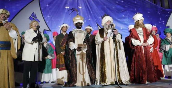 Manuela Carmena recibe a los Reyes Magos a su llegada a Cibeles. EFE/Archivo