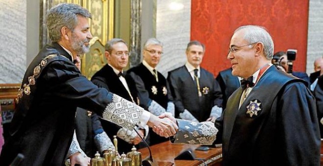 Pablo Llarena, en su toma de posesión como magistrado del Supremo, es felicitado por Carlos Lesmes, presidente del CGPJ que lo aupó al cargo en 2016. EFE