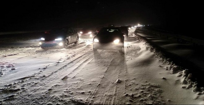La AP-6 entre el kilómetro 42 y el 80, entre los municipios de San Rafael y Villacastín, se encuentra intransitable desde media tarde del viernes, donde se han quedado bloqueados cientos de vehículos debido al temporal de nieve. EFE/Delfin Garcia