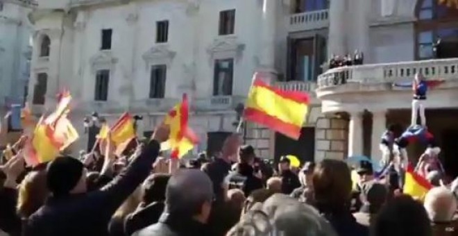 Miembros de la extrema derecha hacen el saludo fascista y cantan el Cara al sol ante la cabalgata de las Magas de Enero.