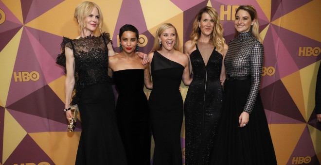 Las actrices (izquierda a derecha) Nicole Kidman, Zoe Kravitz, Reese Witherspoon, Laura Dern and Shailene Woodley en los Globos de Oro. REUTERS/Mario Anzuoni
