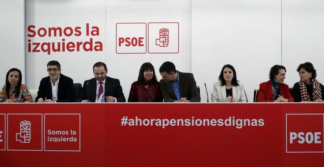 El secretario general del PSOE, Pedro Sánchez (c), junto a la presidenta, Cristina Narbona, junto a otros dirigentes del partido, en la primera reunión de la Ejecutiva Federal del año en la sede de Ferraz, en Madrid. EFE/ Zipi