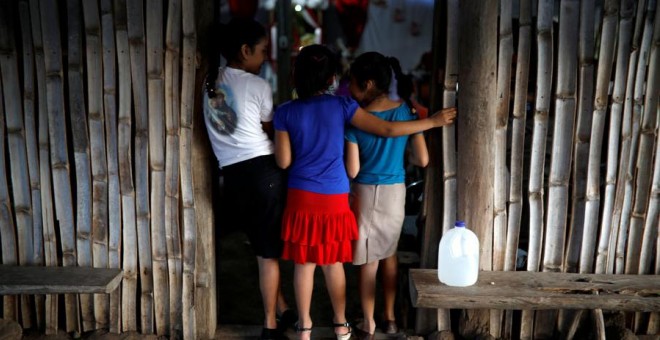 Tres niñas salvadoreñas, en un pueblo de El Salvador hace unos días. REUTERS/José Cabezas
