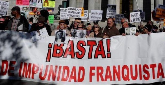 Concentración a las puertas del Congreso de los Diputados convocada por el Encuentro Estatal de Colectivos de Memoria Histórica y Víctimas del Franquismo para denunciar la impunidad del franquismo. - FERNANDO ALVARADO (EFE)