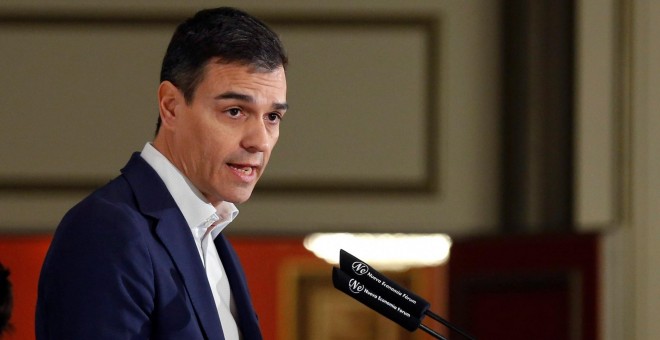 El secretario general del PSOE, Pedro Sánchez, durante su intervención en un desayuno informativo organizado por Nueva Economía Fórum, en Madrid. EFE/Paco Campos