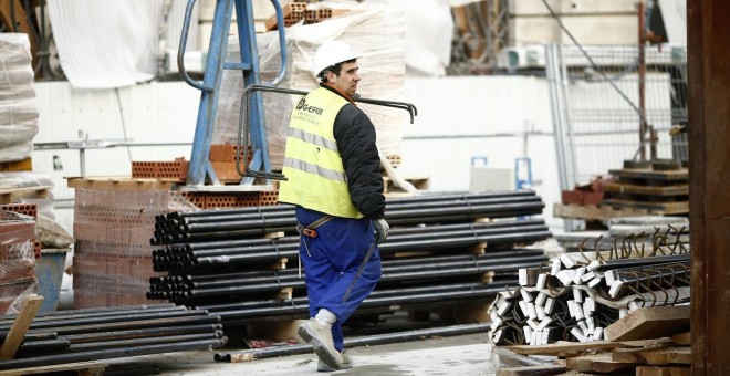 Un trabajador de una obra en Madrid. E.P.