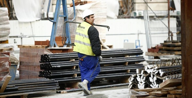 Un trabajador de una obra en Madrid. E.P.