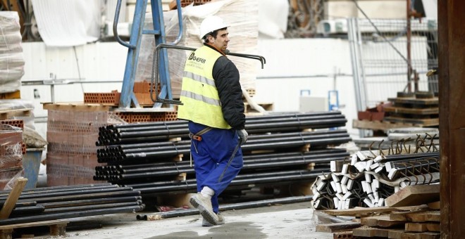 Un trabajador de una obra en Madrid. E.P.