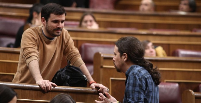 Alberto Garzón y Pablo Iglesias en el pleno en el Congreso. EUROPA PRESS
