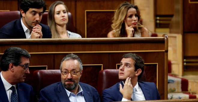 El líder de Ciudadanos, Albert Rivera, con varios de los diputados de su grupo parlamentario en el hemiciclo del Congreso de los Diputados. REUTERS