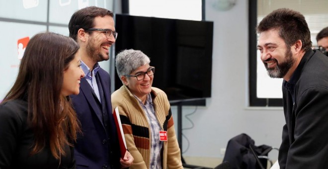 El coordinador federal de IU, Alberto Garzón, conversa con Sira Rego, Nuria Lozano y Carlos Sánchez Mato, poco antes de su intervención ante la dirección de la formación. EFE/Chema Moya