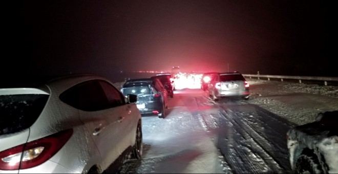 Vehículos retenidos en la autopista AP-6 entre el kilómetro 42 y el 80, entre los municipios de San Rafael y Villacastín, por la fuerte nevada del día de Reyes. EFE/Delfin Garcia