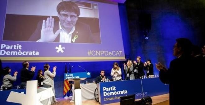 Intervención de Carles Puigdemont por vídeoconferencia en el Consejo Nacional del PDeCAT. / EFE