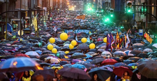 Imagen de la marcha ha recorrido Bilbao para 'denunciar' la política penitenciaria que se aplica a los presos de ETA.EFE/Javier Zorilla