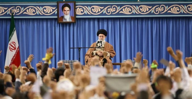 l líder supremo de Irán, Ali Jameneí, pronuncia un discurso durante un acto en Teherán (Irán), hoy 9 de enero de 2018. Jameneí criticó a EEUU por supuestamente interferir en las protestas recientes que se han dado por el país y añadió que 'el daño infligi