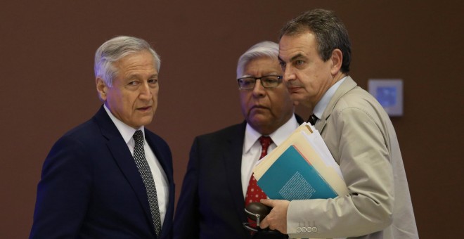 El ministro de Asuntos Exteriores de Chile, Heraldo Munoz (i) junto al expresidente del Gobierno español Jose Luis Rodriguez Zapatero (r), en la reunión entre el Gobierno y la oposición venezolana, en Santo Domingo (República Dominicana). REUTERS/Roberto