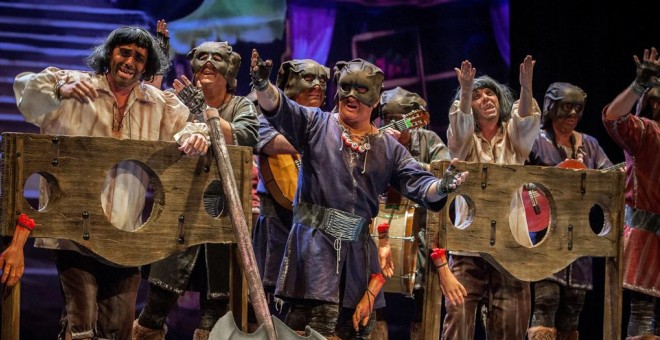 La chirigota 'La familia Verdurgo' durante su participación en el Concurso Oficial de Agrupaciones Carnavalescas (COAC), en el Gran Teatro Falla de Cádiz. EFE/Román Ríos