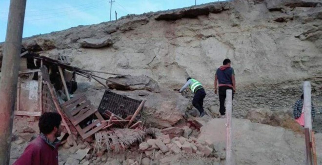 Fotografía cedida por la Agencia Andina que muestra el rescate de una de las víctimas del terremoto en Arequipa (Perú).- EFE