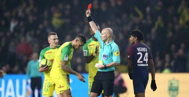 El árbitro muestra la tarjeta roja al jugador del Nantes, Diego Carlos, después de haberle dado una patada. | STEPHANE  MAHE (REUTERS)