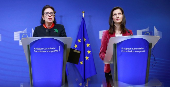 La comisaria europea de Economía y Sociedad Digital, Mariya Gabriel (d), y Madeleine de Cock Buning (i), de la Universidad de Utretch, ofrecen una rueda de prensa en Bruselas (Bélgica) hoy, 15 de enero de 2018. Buning preside el nuevo Grupo de Alto Nivel