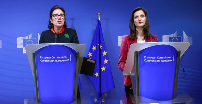 La comisaria europea de Economía y Sociedad Digital, Mariya Gabriel (d), y Madeleine de Cock Buning (i), de la Universidad de Utretch, ofrecen una rueda de prensa en Bruselas (Bélgica) hoy, 15 de enero de 2018. Buning preside el nuevo Grupo de Alto Nivel