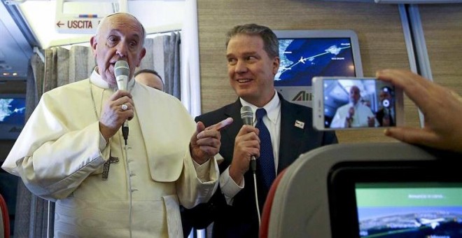 El papa Francisco (i) charla con periodistas a bordo del vuelo hacia Chile hoy, 15 de enero de 2018. /EFE