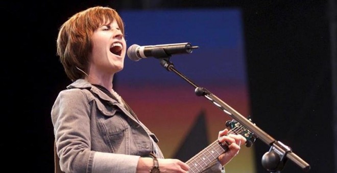 Imagen de archivo de la cantante del grupo musical The Cranberries, Dolores O'Riordan, durante una actuación en el festival 'Out in the green' in Frauenfeld, Suiza, el 9 de julio de 2000. La cantante irlandesa ha fallecido hoy, 15 de enero de 2018, a los