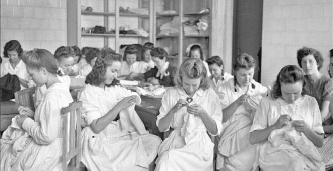 Clase de costura organizada por la Sección Femenina impartida durante el franquismo. EFE