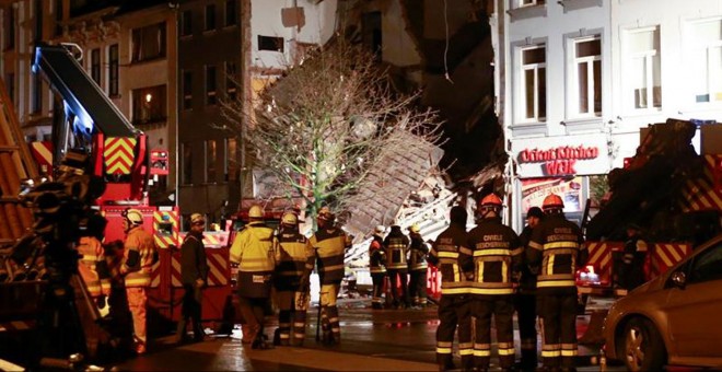 Los bomberos inspeccionan los escombros, en Amberes (Bélgica).- EFE