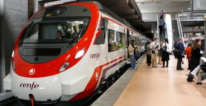 Un tren de Cercanías estacionado en Atocha.- EFE