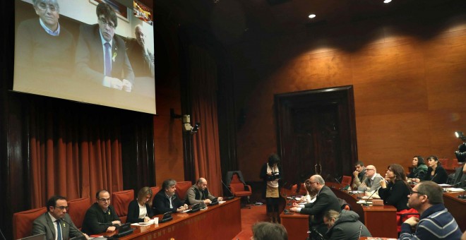 Carles Puigdemont, Clara Pontasí y Lluís Puig, participan telemáticamente desde Bruselas en la reunión celebrada en el Parlament por el grupo parlamentario de Junts per Catalunya, presidida por Josep Rull, Jordi Turull, Elsa Artadi, Lluís Batet y LLuís Gu