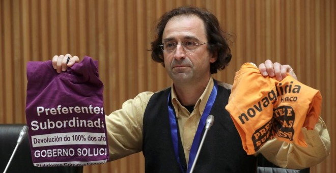 Xesús Domínguez, portavoz de la coordinadora de plataformas de afectados por las preferentes en Galicia, durante su comparecencia ante la Comisión de investigación de la crisis financiera, en el Congreso de los Diputados. EFE/Zipi