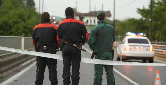 Agentes de la Ertzaintza y la Guardia Civil, en una carretera vasca. EFE/ D.Aguilar