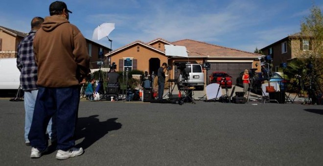 Periodistas apostados ante la casa de la familia Turpin. | MIKE BLAKE (EFE)