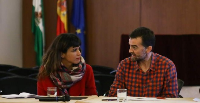 La líder de Podemos en Andalucía, Teresa Rodríguez, y el de IU-A, Antonio Maíllo, durante una reunión. E.P.