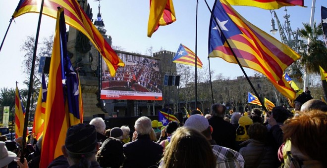 Manifestació de l'ANC prop del Parlament, aquest dimecres, mentre tenia lloc el primer ple de la legislatura. / Joel Kashila.