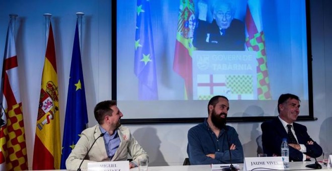 Jaume Vives, en el centro, escucha a Albert Boadella en la presentación de Tabarnia. /EFE