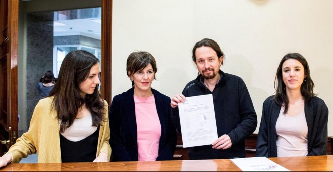 De izquierda a derecha: Ione Belarra, Yolanda Díaz, Pablo Iglesias e Irene Montero, en el Registro del Congreso, para< entregar su  Proposición no de Ley para instar al Gobierno a celebrar un debate de estado de la Nación.EFE/Podemos/ Dani Gago