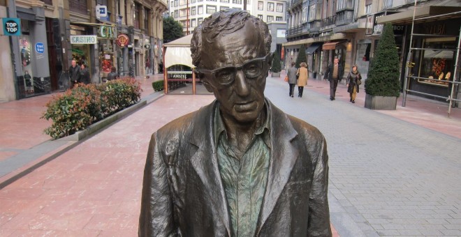 La estatua de Wody Allen presente en el centro de Oviedo desde el año 2002. EUROPA PRESS