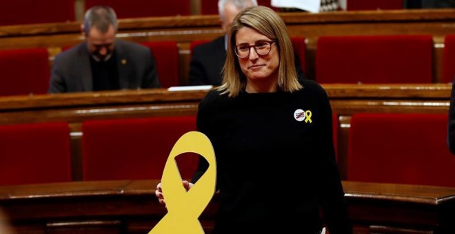 La diputada de Junts per Catalunya, Elsa Artadi, posa para los fotógrafos con un lazo amarillo en solidaridad con los diputados electos encarcelados y huidos en Bruselas, poco antes del comienzo de la sesión constitutiva de la XII legislatura del Parlamen