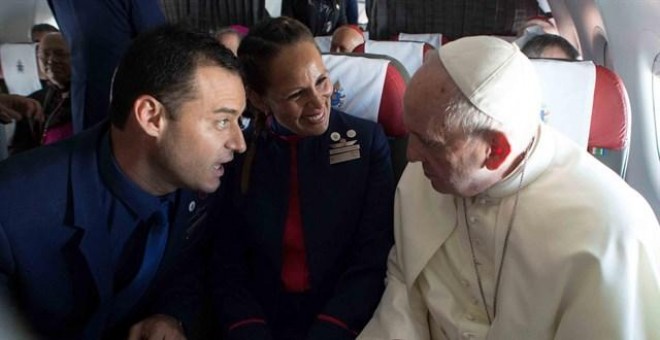 El Papa casa a dos tripulantes en pleno vuelo.