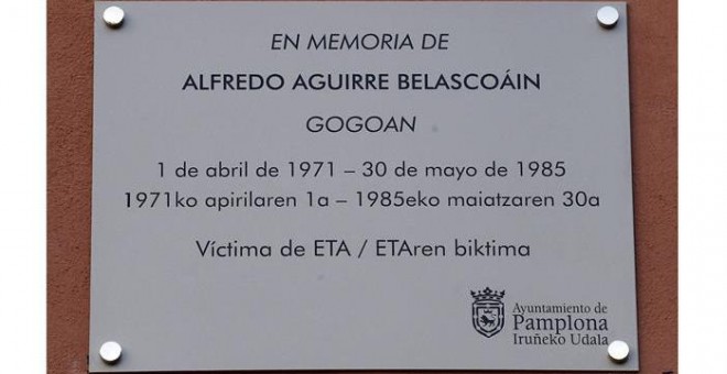 Combo de imágenes de las dos primeras placas 'de recuerdo y homenaje' al estudiante Alfredo Aguirre Belascoain, y al agente de Policía Nacional Ángel Postigo Mejías, dos de las 27 víctimas de ETA en la ciudad, colocadas por el Ayuntamiento en Pamplona. EF