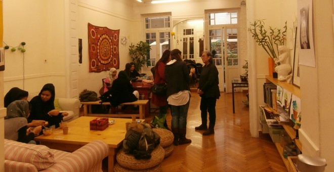 Interior de Melissa Network, un espai autogestionat per a dones refugiades a Atenes. / Flor Ragucci
